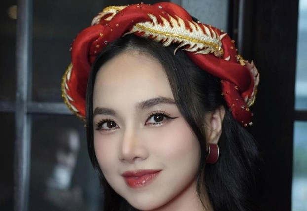 Hoa khôi Tây Đô mặc áo dài nền nã nhưng làm tóc như 'tắc kè hoa', trẻ bất chấp tuổi tác