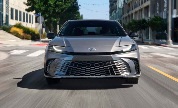 Sau tiên tri về xe điện, Toyota tất tay: Camry đời mới "ăn xăng như ngửi", giá bán sẽ khiến đối thủ nể