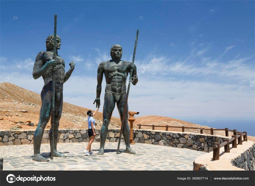 Tượng của hai vị vua Guanches trên đảo Fuerteventura, Quần đảo Canary.