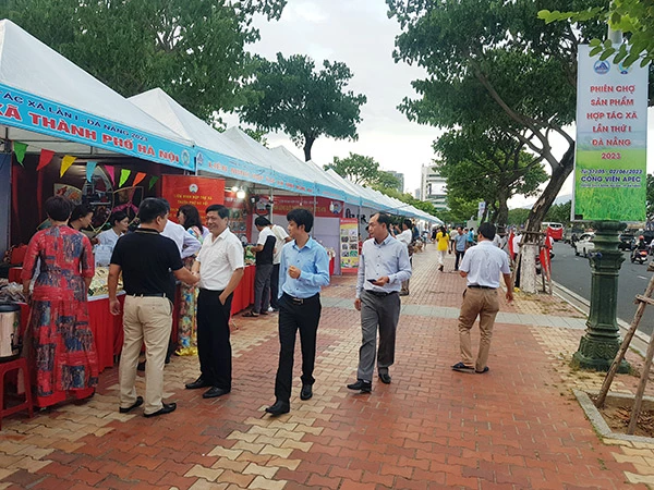 Việc tổ chức hội chợ, triển lãm tại Công viên APEC và vỉa hè Công viên APEC (đường Bạch Đằng nối dài) phải báo cáo UBND TP Đà Nẵng trước khi thực hiện.