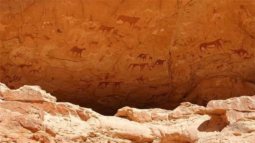 Hình vẽ, khắc trên đá ở Ennedi Massif cho thấy cuộc sống và tiến trình phát triển của con người tại nơi này. Ảnh: Kate Eshelby, Bbc.com