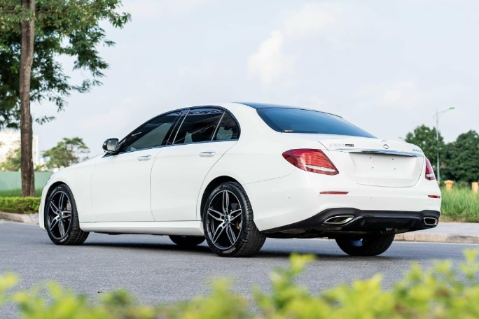 Sau 3 năm lăn bánh, Mercedes-Benz E300 AMG chấp nhận bán "lỗ" tới hơn 1 tỷ đồng