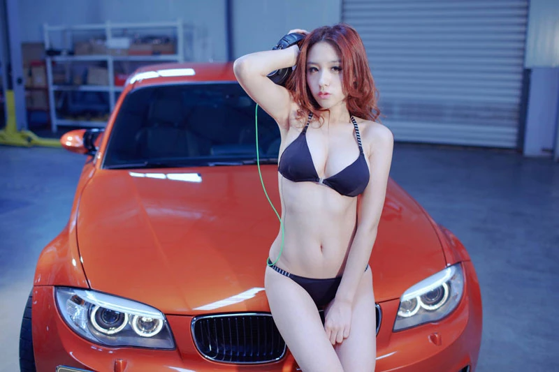 Liu Jingyi bên xe BMW 1M Coupe.