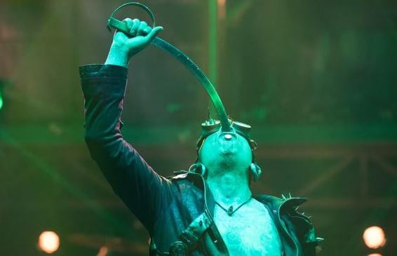 Tại sao người ta lại nuốt được kiếm? Lật tẩy bí ẩn đằng sau màn biểu diễn ảo thuật này