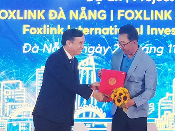 Chủ tịch UBND TP Đà Nẵng Lê Trung Chinh trao Giấy chứng nhận đầu tư cho Tổng Giám đốc Tập đoàn Foxlink James Lee.