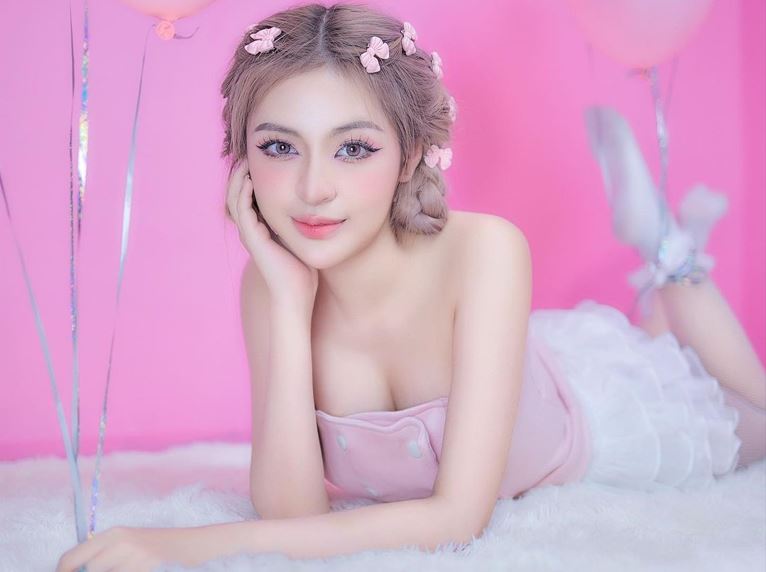 Nhan sắc tựa 'mật ngọt' của 'hot girl trứng rán' 