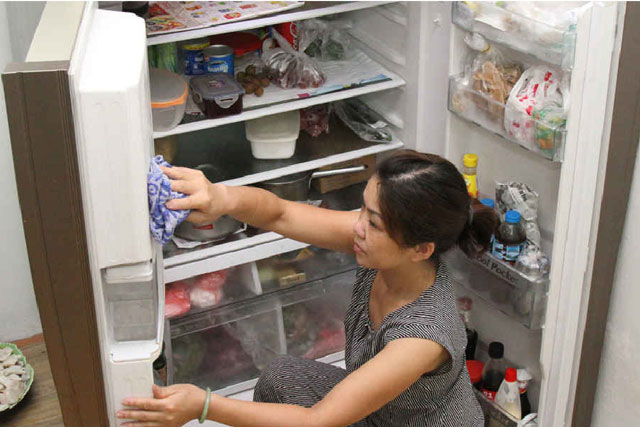Vệ sinh tủ lạnh đừng chỉ lau bằng nước lã: Dùng 4 cách này vừa sạch bẩn, diệt khuẩn lại thơm tho