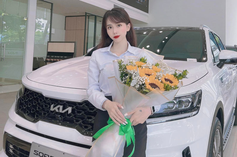 Người đẹp Hà Thành khoe sắc bên xe Kia