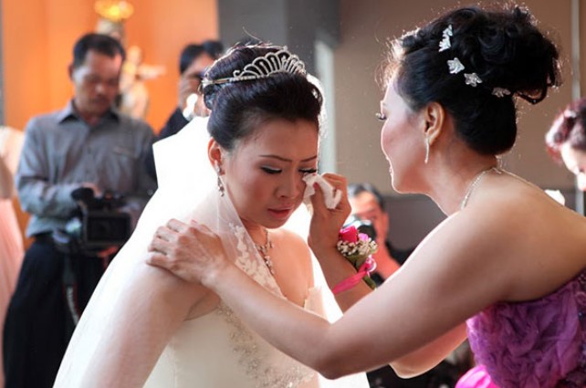 Che miệng cười sằng sặc khi thấy cô dâu ngã, chú rể bị hủy hôn ngay ở đám cưới