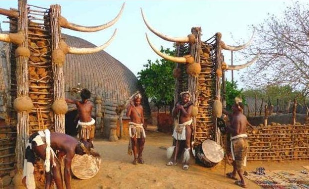 Bộ tộc 'bảo thủ' nhất châu Phi, thường xuyên kiểm tra trinh tiết của đàn ông một cách gây sốc