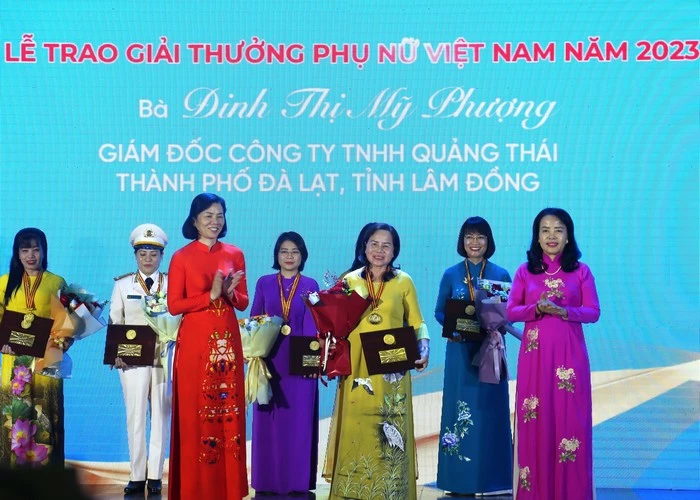 Bà Đinh Thị Mỹ Phượng – Giám đốc Công ty TNHH Quảng Thái, nhận giải thưởng Phụ nữ Việt Nam năm 2023.