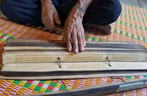 Bí ẩn sách cổ viết trên lá cây hàng trăm năm tuổi của người Khùa