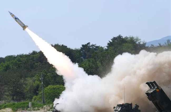 Tên lửa được phóng thử từ Hệ thống tên lửa chiến thuật lục quân (ATACMS). Ảnh tư liệu: AFP/TTXVN