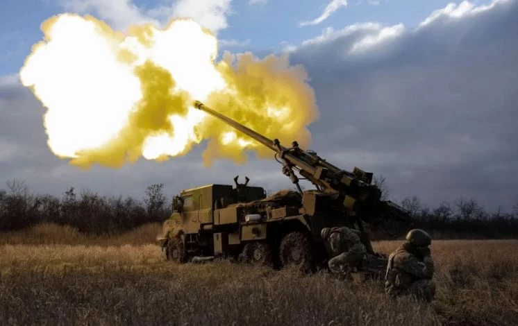 Binh sỹ Ukraine khai hỏa pháo tự hành CAESAR ở miền Đông, ngày 28/12/2022. Ảnh: Getty.