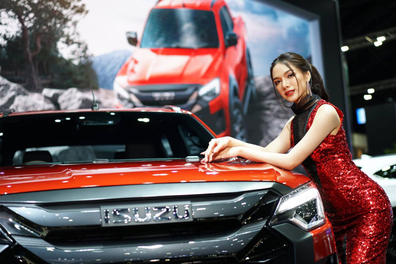 ‘Tiên nữ giáng trần’ khoe sắc bên xe Isuzu