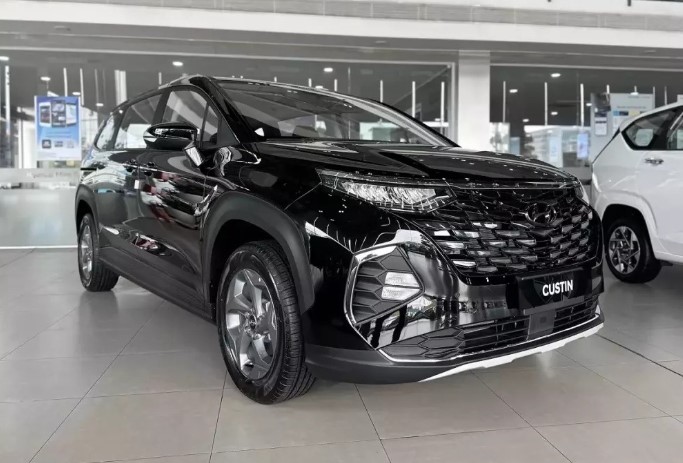 Hyundai Custin giảm giá sâu tại đại lý, quyết đấu Toyota Innova Cross