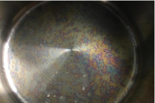 Vì sao xoong nồi thường có 'vệt màu cầu vồng', chúng có độc không?