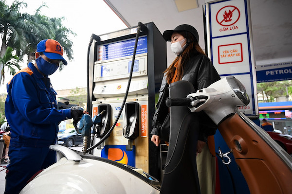 Xăng dầu tăng giảm đan xen, RON 95 III về dưới 23.000 đồng/lít

