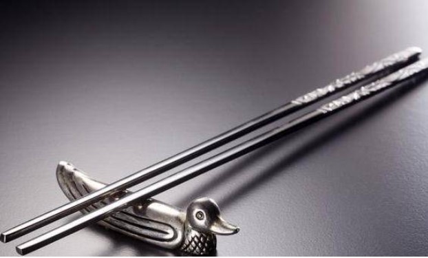 Bạc không phản ứng với thạch tín, vì sao các hoàng đế dùng kim bạc để thử độc trước khi ăn?