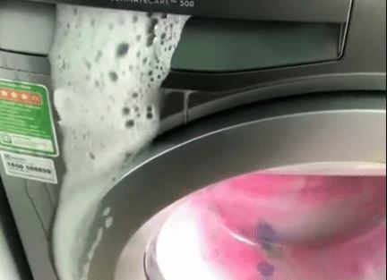 Máy giặt 'phun trào' khiến gia chủ bất lực: Tình trạng này vì đâu và phải giải quyết thế nào?