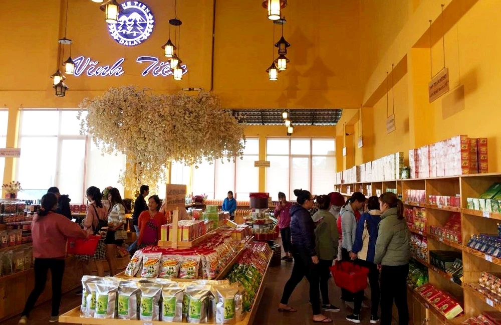 Điểm tham quan du lịch nhà máy trà atiso và rượu vang Vĩnh Tiến - một trong 7 "Điểm bán hàng chất lượng cao" của TP Đà Lạt liên tục trong 10 năm qua. 