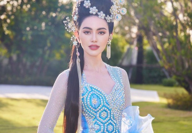 Mai Davika lộng lẫy như công chúa trong sinh nhật mẹ ruột ở biệt thự 138 tỷ, phong cách bạn trai đối lập đến bất ngờ