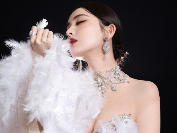 Diện đầm xuyên thấu của NTK Việt, 'Mỹ nhân Tân Cương' được ví như công chúa thiên nga, hút 8 triệu lượt xem