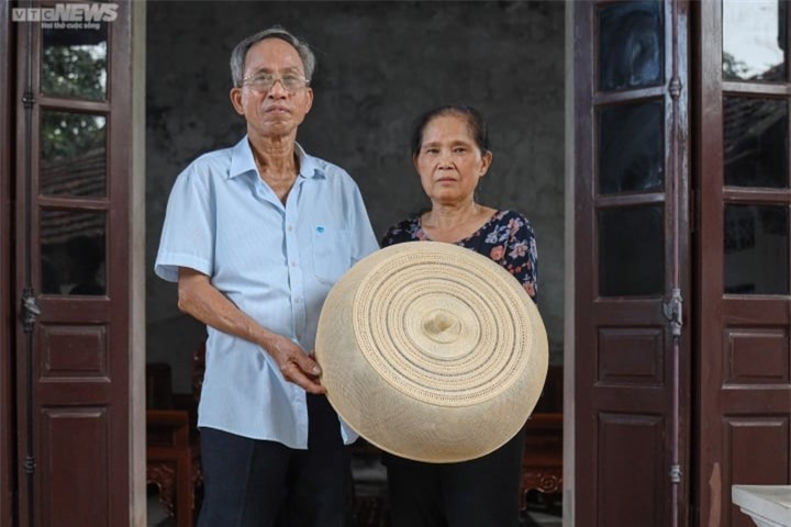 Làng Phú Vinh (huyện Chương Mỹ, Hà Nội) từ xưa đã nổi tiếng với nghề mây tre đan truyền thống có lịch sử hơn 400 năm. Trong số rất nhiều sản phẩm, đặc biệt nhất là chiếc lồng bàn “tuyn” của ông Trần Bá Khá (75 tuổi) và vợ là bà Nguyễn Thị Tiến (72 tuổi) được làm từ những sợi mây dài, mảnh, trắng muốt, mỏng như tờ giấy poluya.