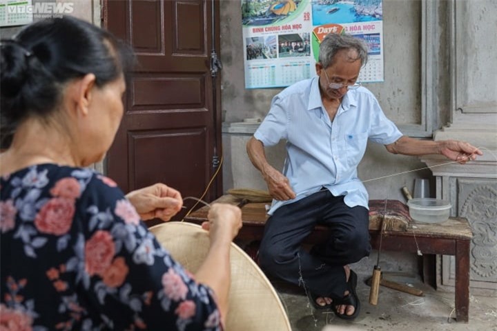 “Nhờ nghề mây tre đan, gia đình đủ tiền nuôi các con ăn học, lo nghề nghiệp, cưới xin. Giờ con cháu cuộc sống ổn định, sức khoẻ cũng kém đi nên tôi cũng dám nhận nhiều như ngày xưa. Sợ nghề này sẽ lụi tàn nên tôi cũng đã truyền dạy cho nhiều người, nhưng trong nhà tôi các con không ai theo nghề, nhiều người trong làng cũng đến học, dù có chỉ dạy tận tình, mà đến nay cũng không ai đan được lồng bàn kiểu này