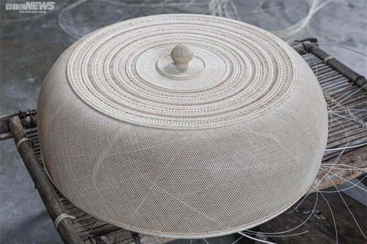 Những chiếc lồng bàn này được vợ chồng ông Khá bắt đầu làm từ năm 2003, đầu tiên là đan từ 300 sợi mây dọc (công). Về sau sợi mây được chuốt mỏng hơn nên lên tới 1.200 công. Chỉ tính riêng làm chiếc núm lồng bàn đã mất 3 ngày, làm mâm mất 7 ngày và thêm 7 ngày đan khung. Cho đến nay, hai vợ chồng ông Khá đã cho ra đời được hơn 400 chiếc lồng bàn, với mỗi chiếc là 30 triệu đồng.