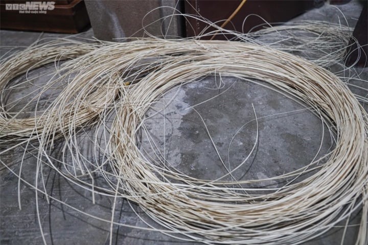 Ông Khá cho biết phải trải qua nhiều công đoạn khác nhau để tạo ra một chiếc lồng bàn đạt tiêu chuẩn. Đầu tiên là phải chọn mây đều và đẹp. Sau khi mua mây về bắt đầu ngồi lóc mây, lóc những cái mấu cho nhẵn, sau đó bắt đầu chẻ. Ông thường mua khoảng 40kg mây, trải qua nhiều công đoạn khi lọc ra chỉ được khoảng 5kg mây đạt tiêu chuẩn, số còn lại thừa thì đem đi bán.