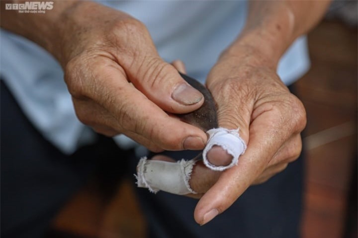 Trước khi chuốt mây, ông Khá phải quấn tay bằng những sợi vải để tránh đứt, xước tay do dăm gỗ.