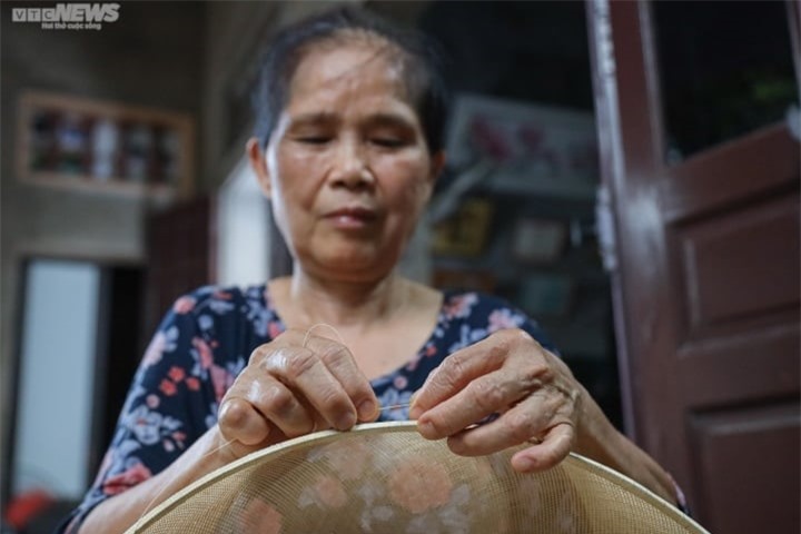 Gắn bó đan lát từ năm 6 tuổi, với kinh nghiệm hơn 60 năm trong nghề, đôi tay bà Tiến nhanh thoăn thoắt dù bà năm nay đã 72 tuổi. “Hàng tối, tôi vẫn ngồi đan, mắt hướng vào TV, tay vẫn đan như một thói quen, không lệch một mắt đan nào”, bà Tiến nói.