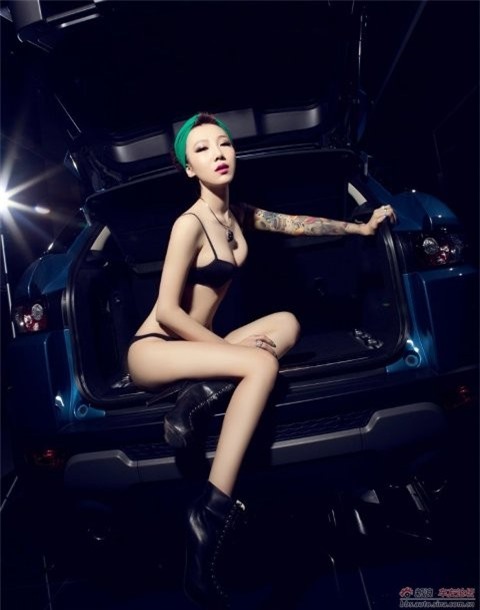 Mỹ nữ khoe dáng chuẩn bên Range Rover ảnh 7