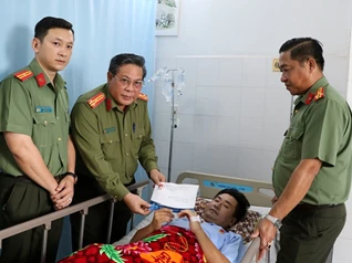 Công an tỉnh Kiên Giang hỗ trợ gần 200 triệu đồng cho đại úy bị thương khi truy bắt cát tặc