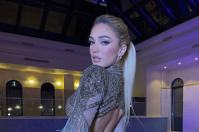 Ngắm nhìn đường cong nóng bỏng của người đẹp Albania đang thi hoa hậu ở Việt Nam