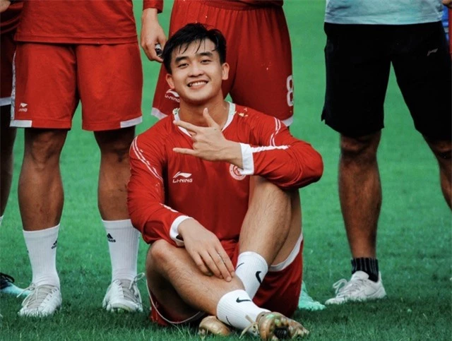 Cầu thủ điển trai nhất nhì U23 Việt Nam yêu cô giáo tiểu học cực sexy, dân mạng soi ra cử chỉ cực tình cảm - Ảnh 2.