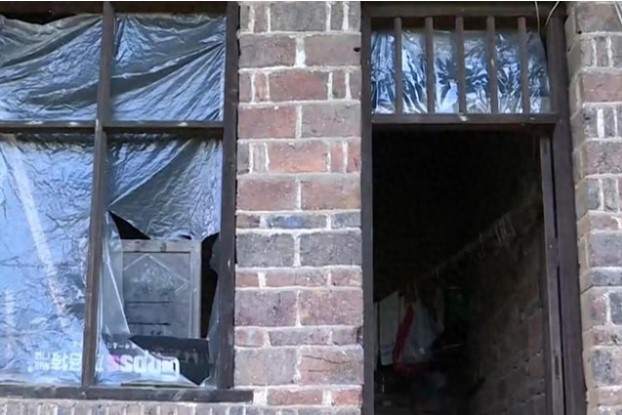 Cha già 92 tuổi ở nhà dột nát nhưng 5 con trai sống trong biệt thự xung quanh: Làm cha mẹ xin đừng thiên vị