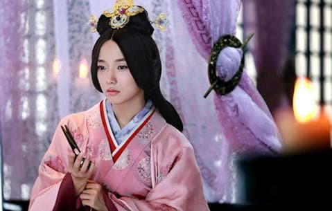 Hoàng đế gặp được một ca nữ, lập tức đưa nàng về cung, ca nữ sau này trở thành Hoàng Hậu vô cùng nổi tiếng
