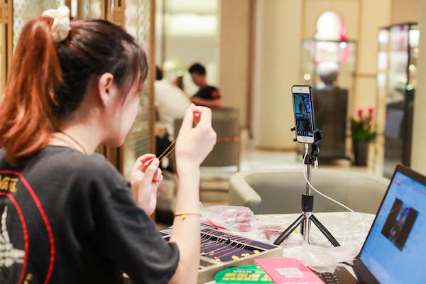 Online Friday: Bán hàng qua livestream "hút" khách