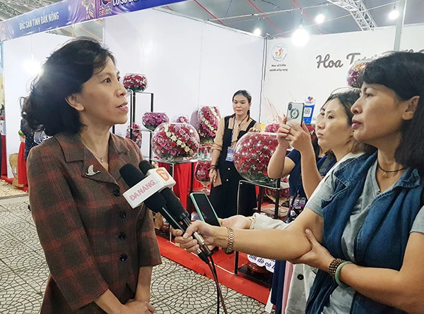 Bà Lại Việt Anh trả lời phỏng vấn báo chí bên lề sự kiện.