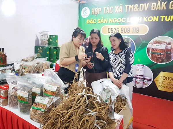 Sự kiện là dịp để pPhổ biến thanh toán không tiền mặt kết hợp quảng bá sản phẩm OCOP, đặc trưng đến người dân, du khách.