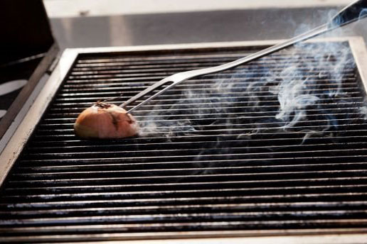 Mẹo đơn giản làm sạch vỉ nướng bằng hành tây