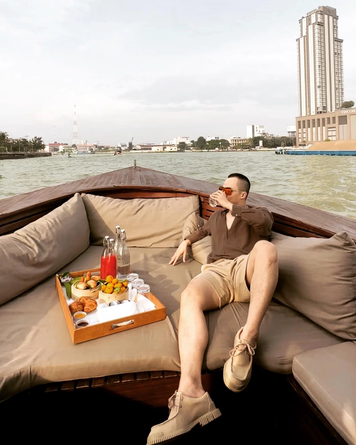 Dù có cuộc sống xa hoa và sang chảnh nhưng Vũ Khắc Tiệp nhiều lần bị tố nợ nần. Dù có cuộc sống xa hoa và sang chảnh nhưng Vũ Khắc Tiệp nhiều lần bị tố nợ nần.