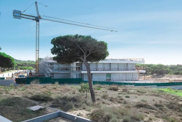 Cận cảnh siêu biệt thự "đắt nhất Bồ Đào Nha" đang được Ronaldo xây dựng: Rộng 2.700 m2, giá sơ sơ hơn 550 tỷ