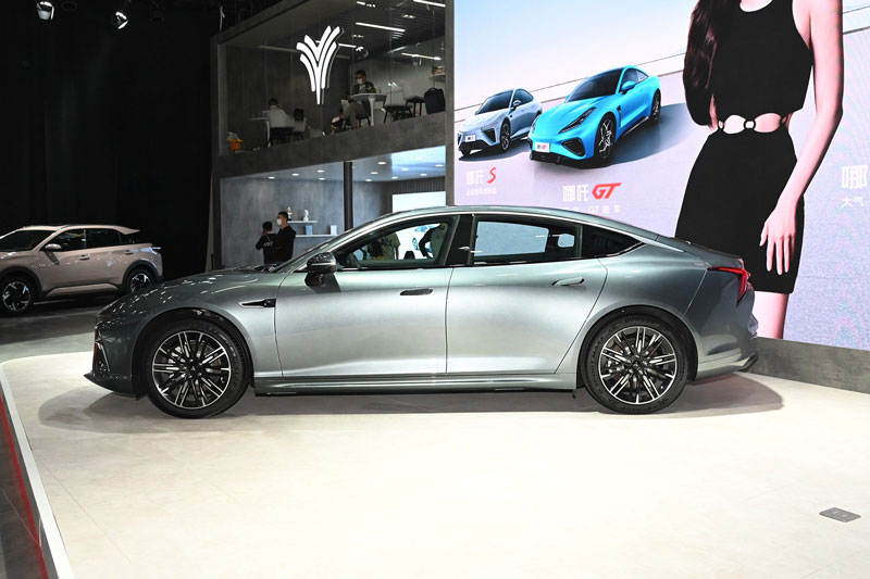 Sedan công suất 462 mã lực, giá rẻ bất ngờ, cạnh tranh Toyota Camry