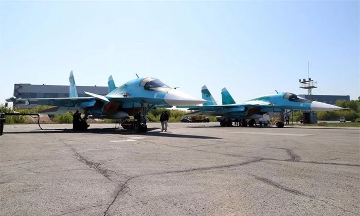 Lực lượng hàng không vũ trụ Nga đã mới đây đã chính thức tiếp nhận thêm một lô oanh tạc cơ Su-34M Fullback với biệt danh 