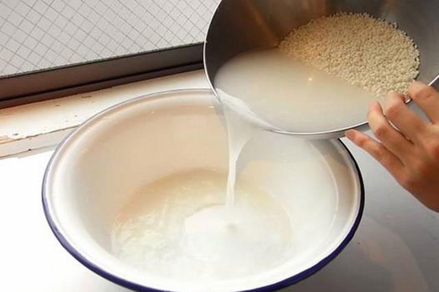 Vo gạo xong đừng vội đổ nước đi, nước vo gạo có nhiều lợi ích “thần kỳ” không phải ai cũng biết