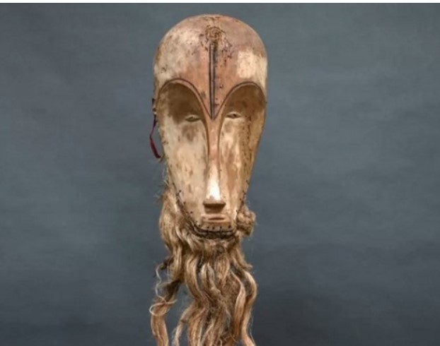 Bỏ ra 150 Euro mua chiếc mặt nạ gỗ của cặp vợ chồng 88 tuổi, tay buôn cổ vật bị cáo buộc lừa đảo