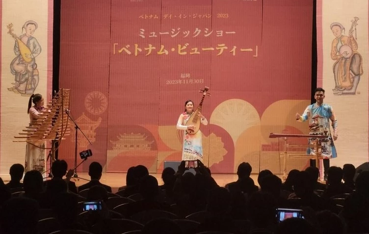 Bà Watanabe Aya - Trưởng Ban quốc tế tỉnh Fukuoka chia sẻ: “Chương trình thực sự ấn tượng với nhiều loại nhạc cụ và tiết mục âm nhạc đặc sắc. Đây cũng là cơ hội để chúng tôi biết thêm nhiều nét văn hóa truyền thống như: sơn mài khắc, tò he, tranh Đông Hồ”. 